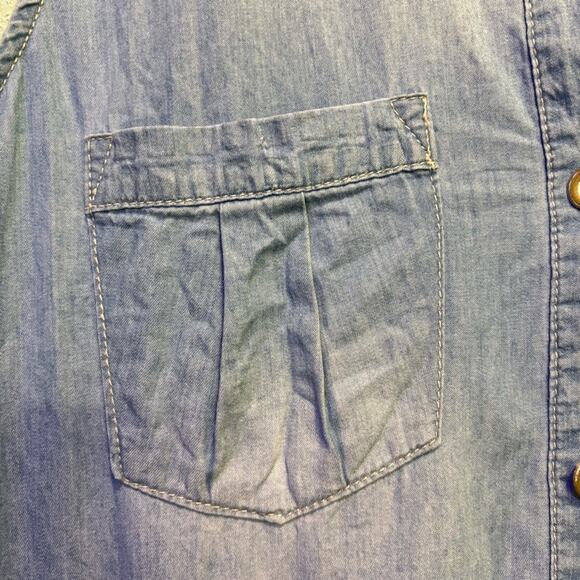 ⭐️ 3/$21 ⭐️ Democracy Women’s Blue Button Down Relaxed Sleeveless Top Size M - Picture 3 of 10